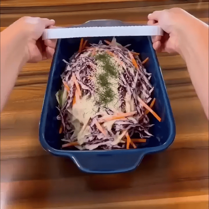 Stretch-on food cover demonstration 1
